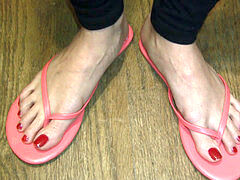 Angela sumptuous Toes red-Tips In FlipFlops