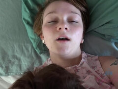 Creampie, Footjob, Honění, Bozkávanie, Olej, Orgazmus, Krátke vlasy, Kozičky
