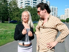 Blondine, Pik sutte, Hundestilling, Give finger, Gaping, Udendørs, Barberet, Stripning