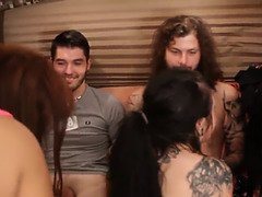 Brunetka, Bukkake, Groped, Honění, Hardcore, Masturbace, Přírodní prsa, Orgie