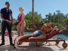 Grosse titten, Bikini, Blondine, Blasen, Paar, Massage, Öl, Tätowierung