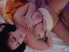 Chambre à dormir, Gros seins, Éjaculation interne, En levrette, Masturbation, Seins naturels, Piercing, Tatouage