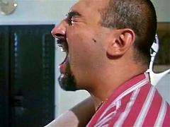 Duże cycki, Brunetka, Wytrysk, Obciąganie, Lizanie, Mamuśka, Pielęgniarka, Majtki