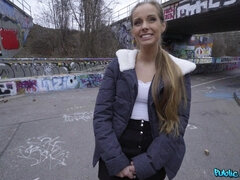 Culo, Mamada, Morena, Corridas faciales, Dinero, Pov, Público, Trio