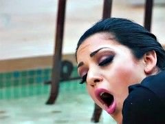 Chica, Tetas grandes, Morena, Penetracion con dedos, Orgasmo, Piscina, Estrella porno, Tatuaje