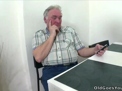 Enthousiasteling, Grote kont, Grote mammen, Bruinharig, Sperma shot, Fetisj, Vingeren, Onder de rok