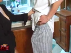 Amateur, Gros cul, Femme couguar, Fait maison, Cuisine, Mère que j'aimerais baiser, Seins naturels, Rétro ancien