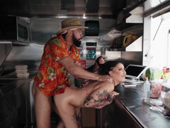 フェラチオ, 捕まる, チン, 食べ物, Hd, オイル, ピアス, スパンキング