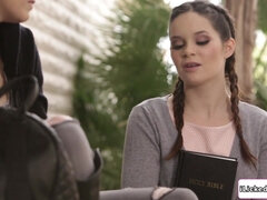 Stora tuttar, Brunett, Familj, Hårig, Lesbisk, Underkläder, Onani, Liten och nätt