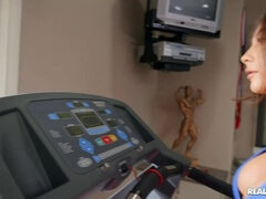 Cul, Gros seins, Brunette brune, En levrette, Léchez, Seins naturels, Public, Nénés