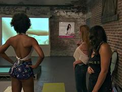 Blond, Cougar, Offentlig