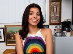 Μεγάλος πούτσος, Μελαχροινή, Σε στάση σκύλου στα τέσσερα, Λατίνα, Φυσικά βυζιά, Κοκκαλιάρης, Έφηβος, Βυζιά