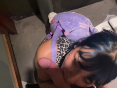 18 ans, Sucer une bite, Éjaculer dans la bouche, Petite femme, Adolescente, Toilettes