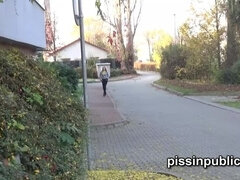 Brunetka, Zväčšenie, Žena, Hd, Vonku, Pissing, Na verejnosti, Teenka