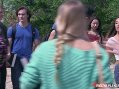 Azijci, Velik kurac, Črnke, Dekle drka tiča, Lizanje, Zunaj, Kratki lasje, Tetovaže