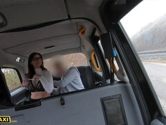 Veľký zadok, Veľké kozy, Brunetka, Hlboký orál, Výprask, Mamina, Orgazmus, Na verejnosti