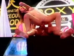 Popó, Seggről a szájra, Szőke, Cumizás, Arcra élvezés, Természetes mellek, Filigrán alkatú, Hármas