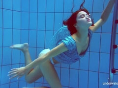18 anni, Femmina, Naturale, Piscina   biliardo, Figa, Rossa, Solo, Sott'acqua