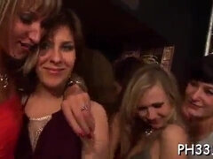 Pik sutte, Brunette, Gruppe, Hårdt, Orgie, Fisse, Realitet, Stripning