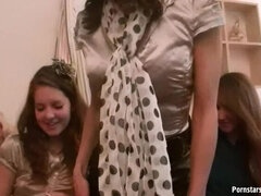 衣服着たままセックス, レズビアン, オージー, パーティ, 放尿, サテン, シャワー, スインガー