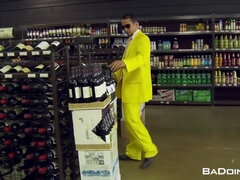 Stor pik, Pik sutte, Brunette, Komme på ansigtet, Hd, Orgasme, Trekant, Oppe i nederdel