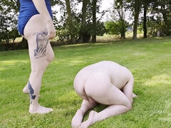 Brits, Naakte man aangeklede vrouw, Dominante vrouw, Grappig, Vernedering, Meesteres, Buiten, Pissen