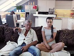 Sucer une bite, Brunette brune, Papa, Grandpère, Hard, Adolescente, Nénés, Mariage