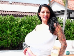 Бикини, Брюнетки, Глубокая глотка, Каблуки, Оргазм, На природе, Киски, Соло