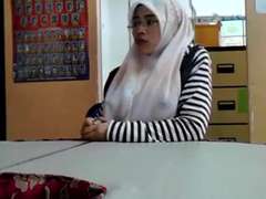 malay-masturbation cikgu bertudung ramas tetek