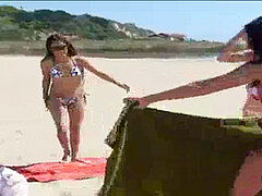 Strand, Bikini, Braunhaarige, Küssen, Lesbisch, Massage, Orgasmus, Sport