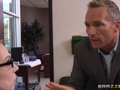 Stora tuttar, Blondin, Verklighet, Sekreterare