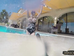 Peitos grandes, Morena, Peituda, Monstro, Piscina, Pontos de vista, Solo chão, Tetas