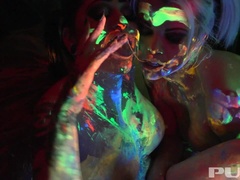 Ξανθιά, Μελαχροινή, Δονητής, Σκληρό, Πίρσινγκ, Τατουάζ, Τρίο, Παιχνίδια