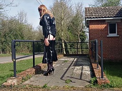 Beauté, Britannique, Latex, Lingerie, Mature, De plein air, Public, Solo