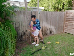 Любители, Минет, Брюнетки, Семяизвержение, Сперма на лице, Затыкание рта, На природе, Крошечные