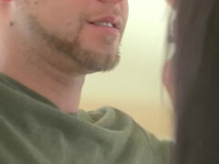 Μωρό, Μεγάλα βυζιά, Πίπα, Μελαχροινή, Σκληρό, Τζήν, Φυσικά βυζιά, Βυζιά