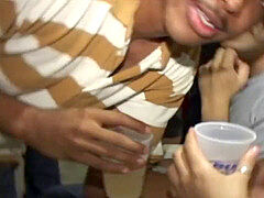 Arcra élvezés, Buli, Nyilvános