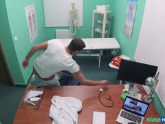 Babe, Pik sutte, Brunette, Langt ned i halsen, Doktor, Kontor