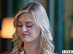 Grosse bite, Gros seins, Blonde, Sucer une bite, Branlette thaïlandaise, Lingerie, Huilée, Nénés