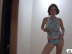 Enthousiasteling, Bruinharig, Vingeren, Huisgemaakt, Masturbatie, Orgasme, Geschoren, Tiener