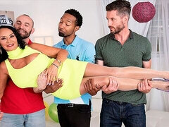 Брюнетки, Двойное проникновение, Вчетвером, Групповуха, Зрелые, Пирсинг, Чулки, Сиськи