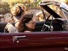 18 éves, Szőke, Gesztenyebarna, Leszbikus, Természetes mellek, Nyilvános, Nuni, Begyek