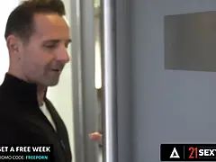 Zadek k puse, Velké kozy, Kuřba, Sperma v puse, Stříkání spermatu, Dávení penisem, Na obličej, Ječení