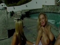 In den arsch, Grosse titten, Blondine, Hardcore, Lesbisch, Masturbation, Spielzeuge, Vintage