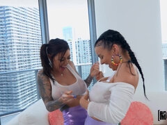 Amador amadora, Peitos grandes, Fetiche, Hardcore, Lésbica, Piercing, Xoxota, Molhadoa