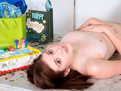 Brunetka, Zející, Honění, Masturbácia, Vyholené, Sólo, Teenka, Hračky