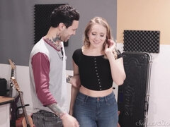 Velik kurac, Blondinka, Fafanje, Kurac, Girlfriend, Lizanje, Piercing, Muco