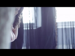 Nana, Britannique, Brunette brune, Plantureuse, Érotique, Seins naturels, Solo, Nénés