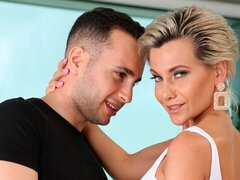 Arsch, Blondine, Blasen, Hundestellung, Handjob, Küssen, Milf, Titten