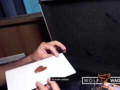 Duży tyłek, Obciąganie, Brunetka, Wytrysk, Głebokie gardło, Mamuśka, Na wolnym powietrzu, Tatuaż